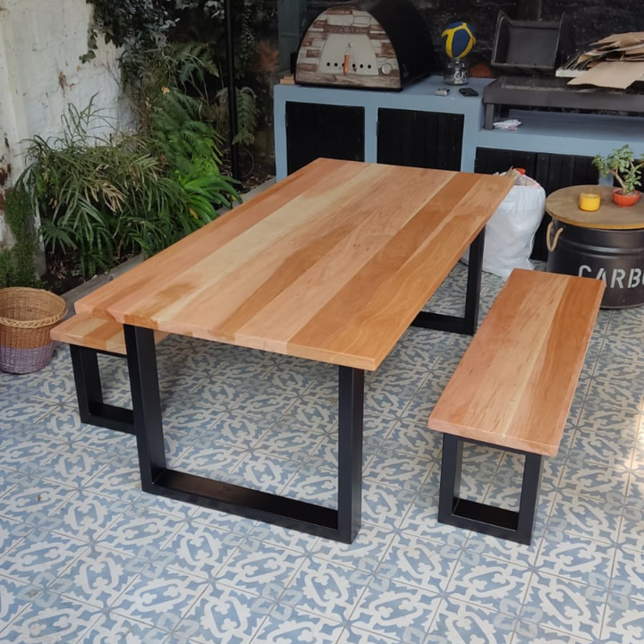 Mesa exterior en Lenga / Bancas