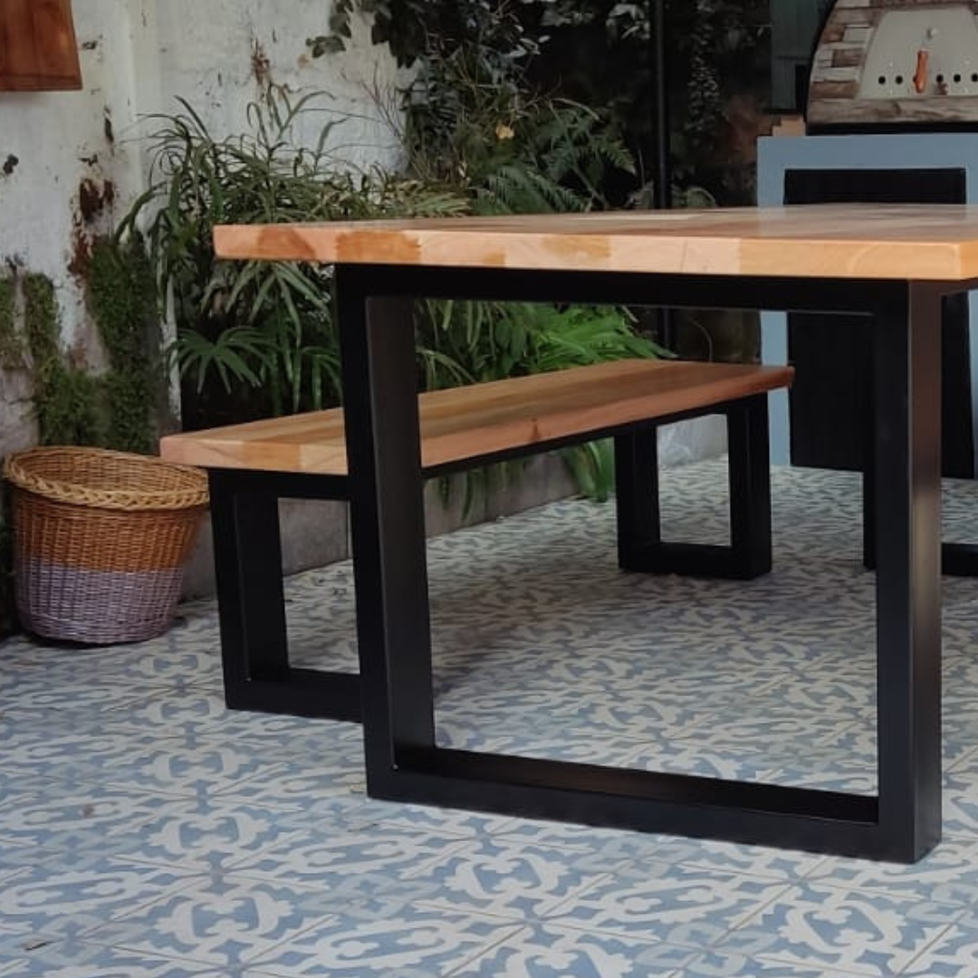 Mesa exterior en Lenga / Bancas